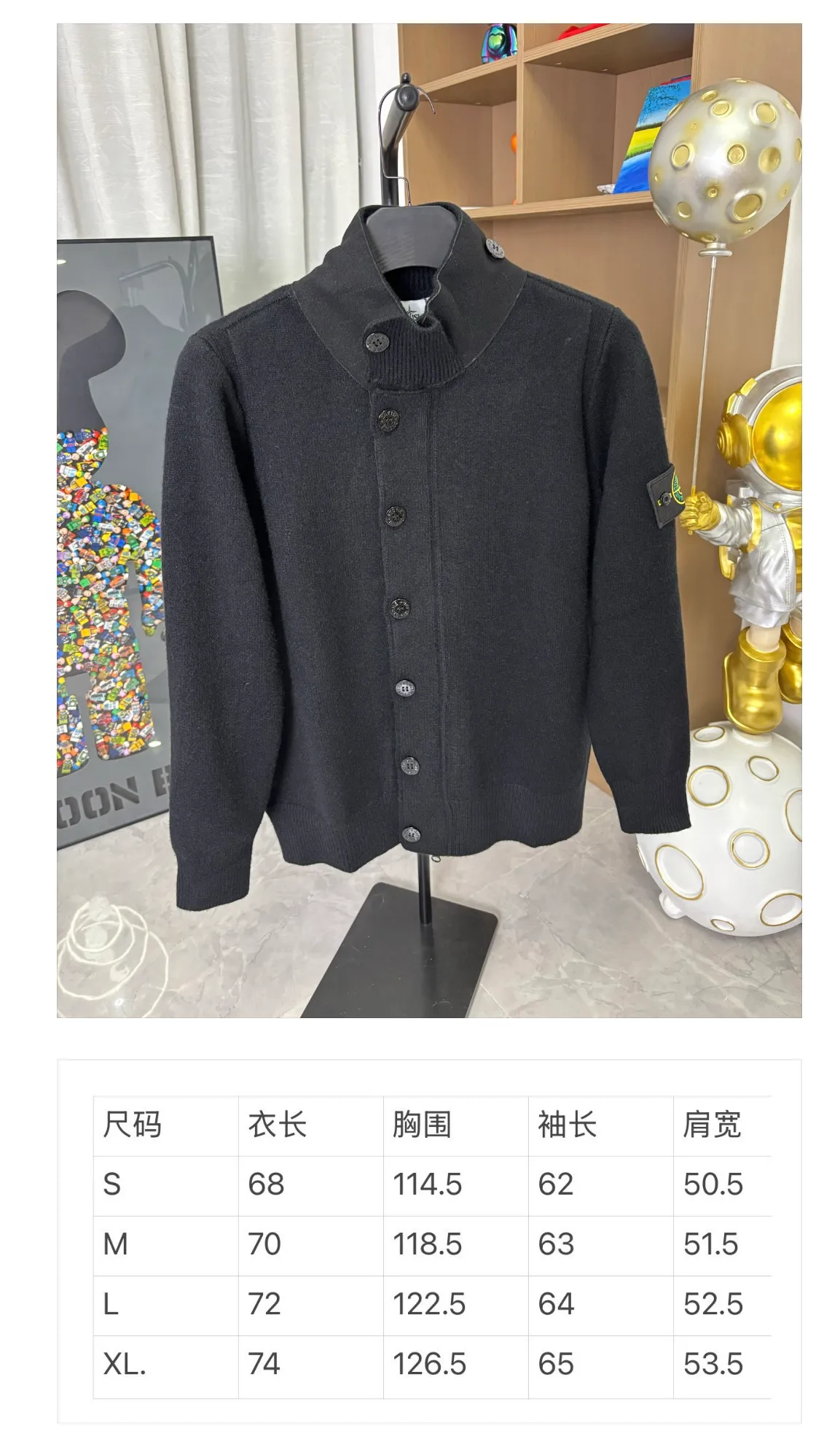 P340 Style number: DC218# Stone Island knitted woolen splicing wool cardigan jacket. The whole garment is made with high-quality machines imported from Germany. Three types of machines. Three weaving methods. The process is complex and tedious. Customized color-dyed wool➕wool stitching with high gram weight, high density and ultra-high quality. The wool is soft, delicate and skin-friendly, and feels soft and silky! The inside is a zipper design and the outside is a button design. The whole garment has nine buttons. It weighs more than 1 kilogram. Color: black. Size: S-M-L-Xl.